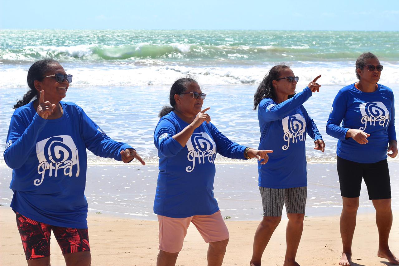 Idosos do Projeto Sonhos Não Envelhecem da ONG Giral visitam a praia pela primeira vez