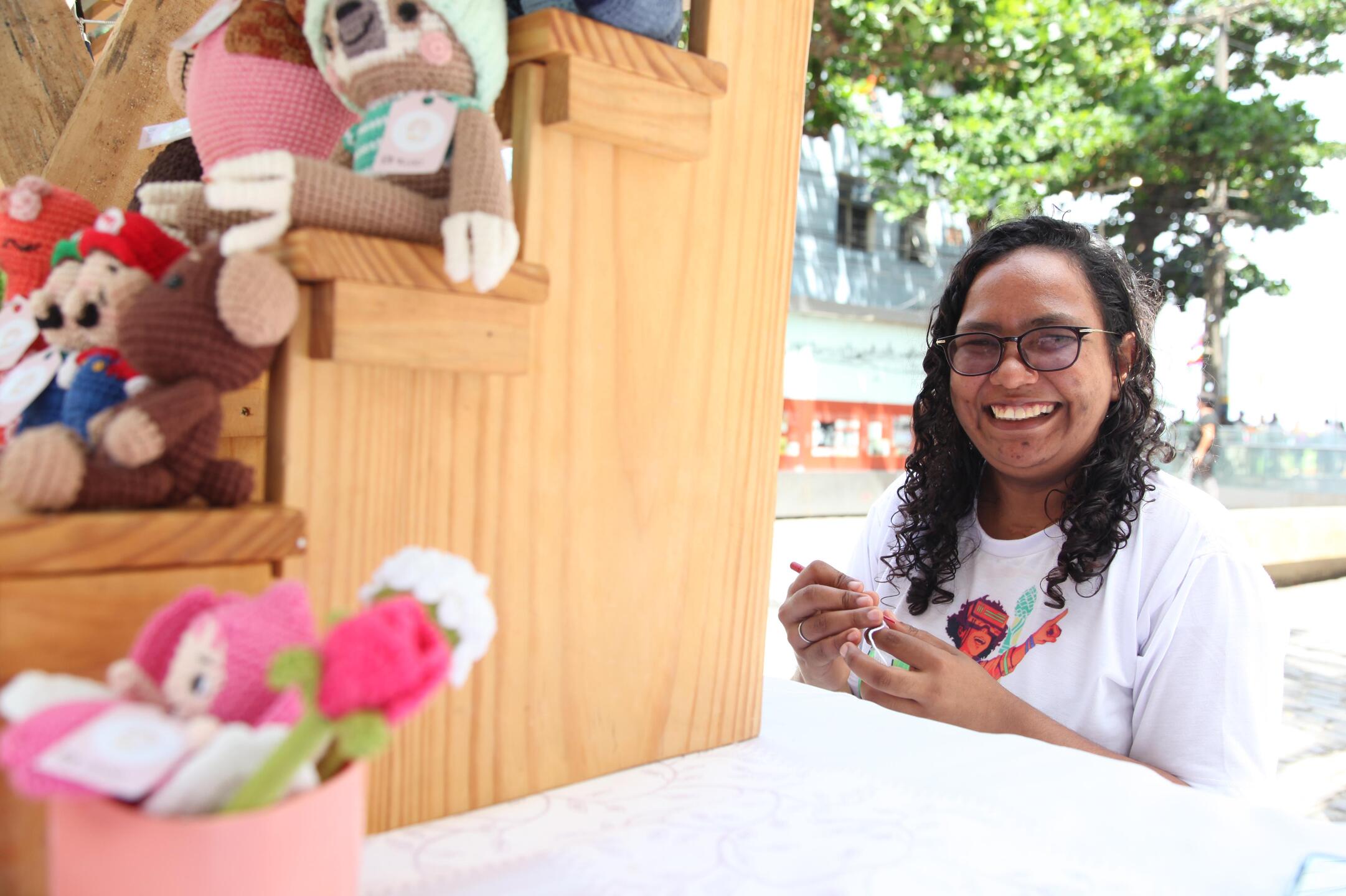 Joana aproveita o momento da feira para confeccionar novas peças | Foto: Davi de Queiroz/Folha de Pernambuco