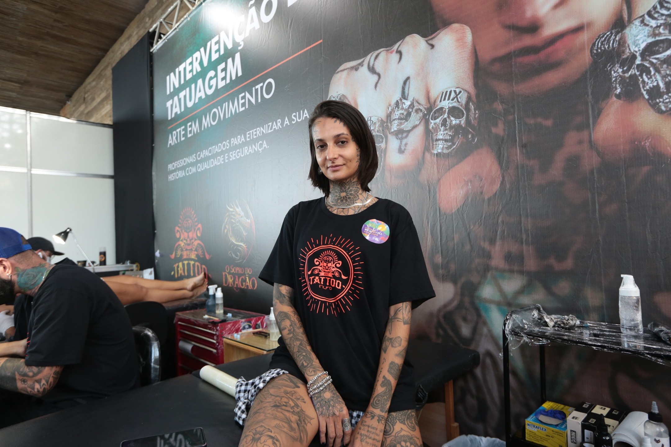 Tatuadora monta as propostas na hora com os clientes | Foto: Rafael Melo/Folha de Pernambuco