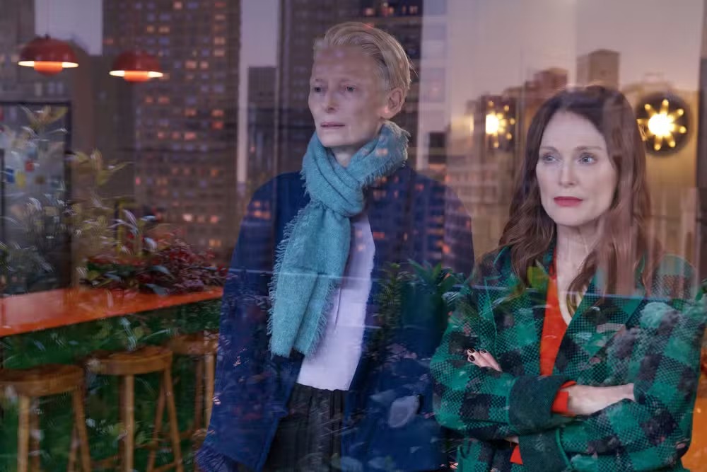 Tilda Swinton e Julianne Moore em cena de 