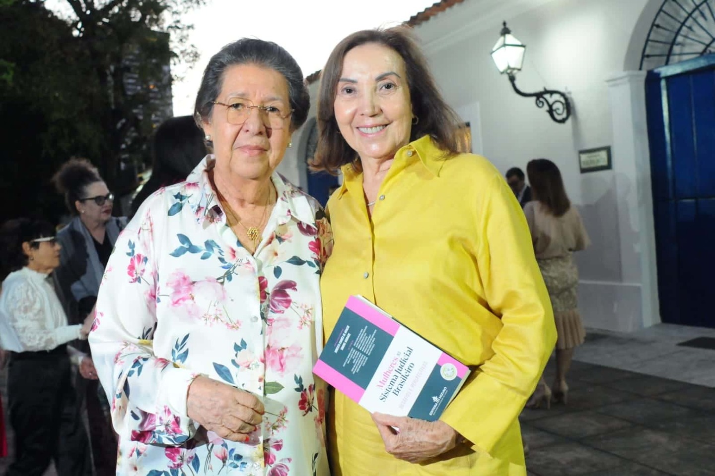 Eneida Melo Correia de Araújo e Margarida Cantarelli em evento