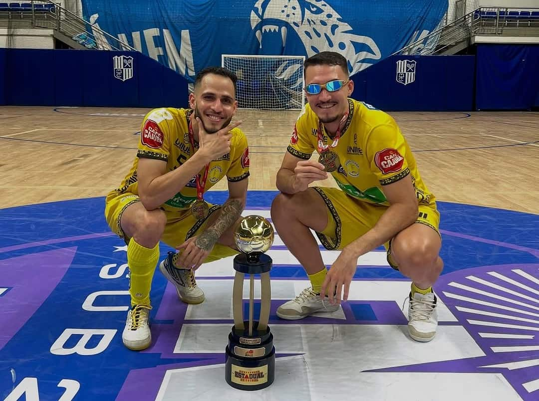 Ribeirão (esq) e Gilvan (dir) faturaram o Campeonato Mineiro de Futsal e agora seguem atrás da Liga Nacional 