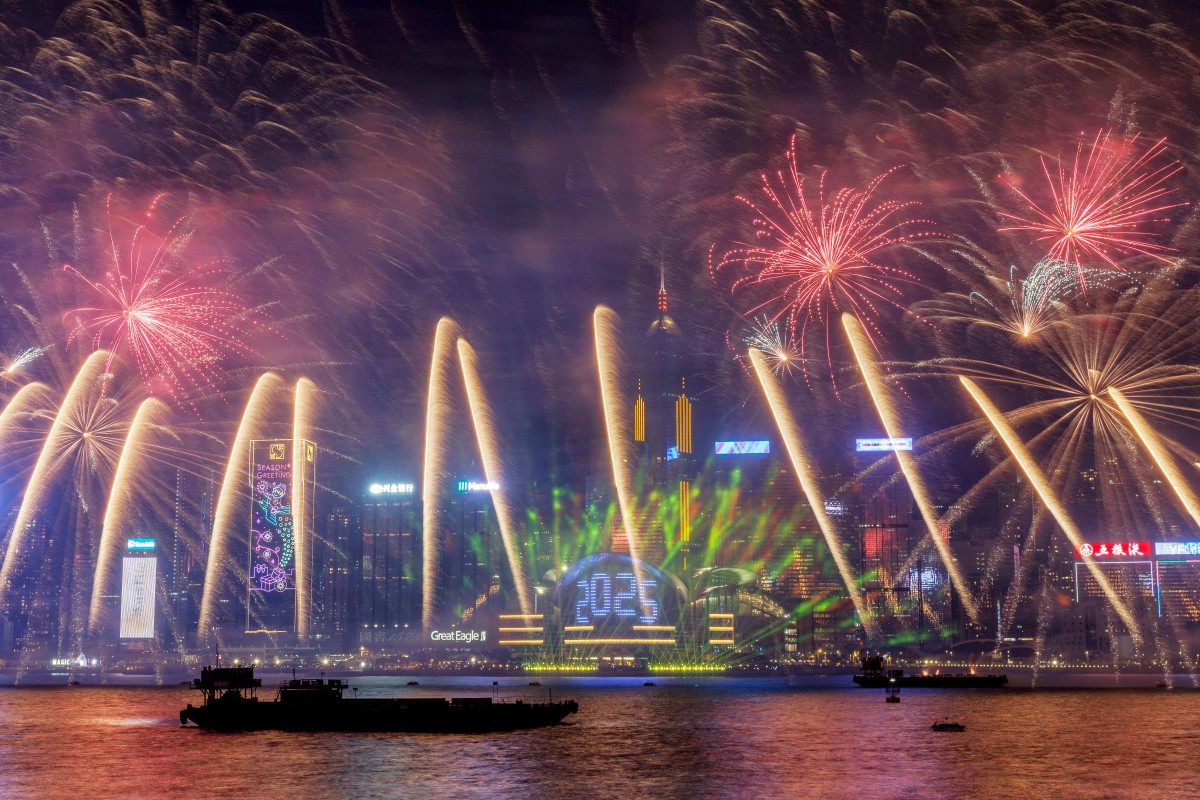 Fogos de artifício iluminam o céu da meia-noite sobre o Porto de Victoria durante as celebrações do Ano Novo de 2025 em Hong Kong