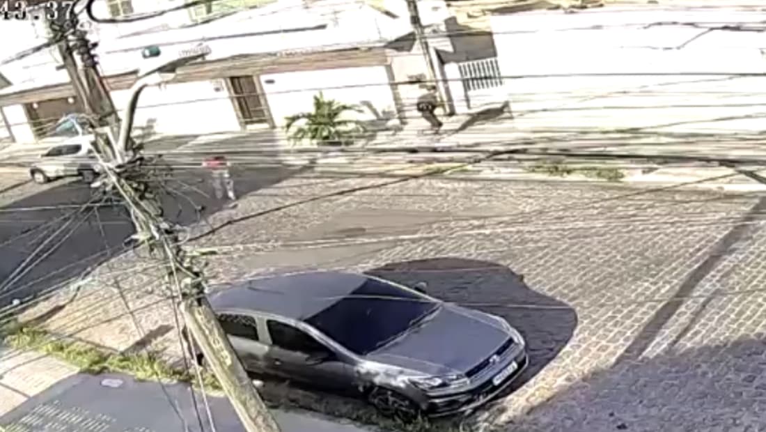 Momento em que homem foge após assaltar mulher, no bairro da Tamarineira