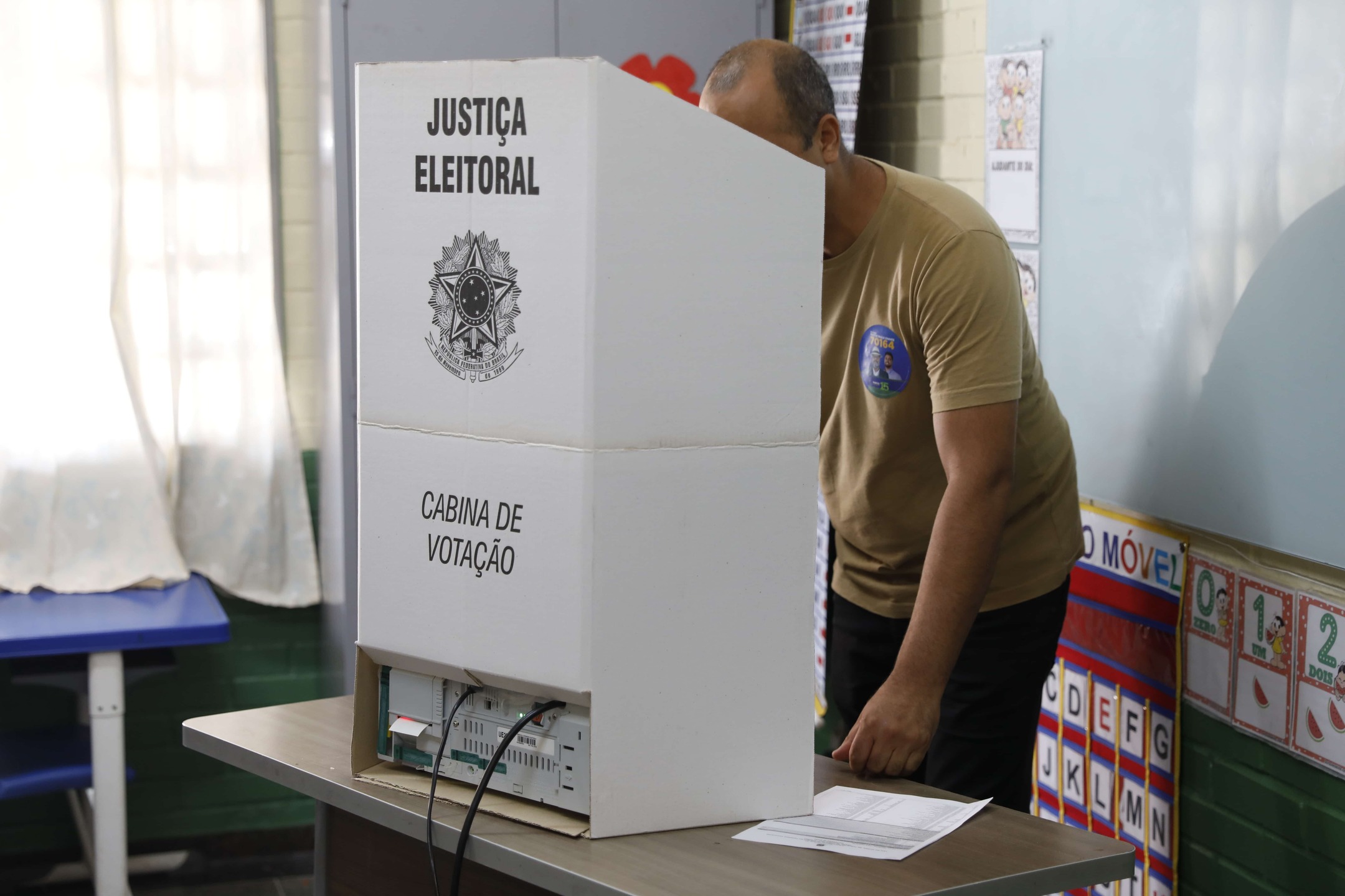 Eleitores foram às urnas eleger prefeitos, vice-prefeitos e vereadores 