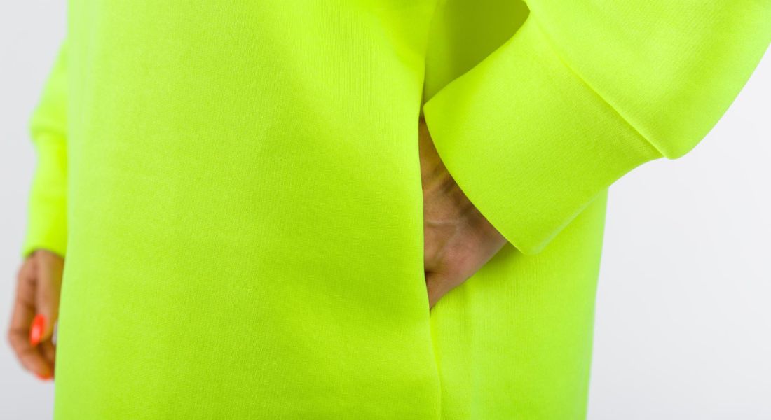 Roupa de cor chartreuse