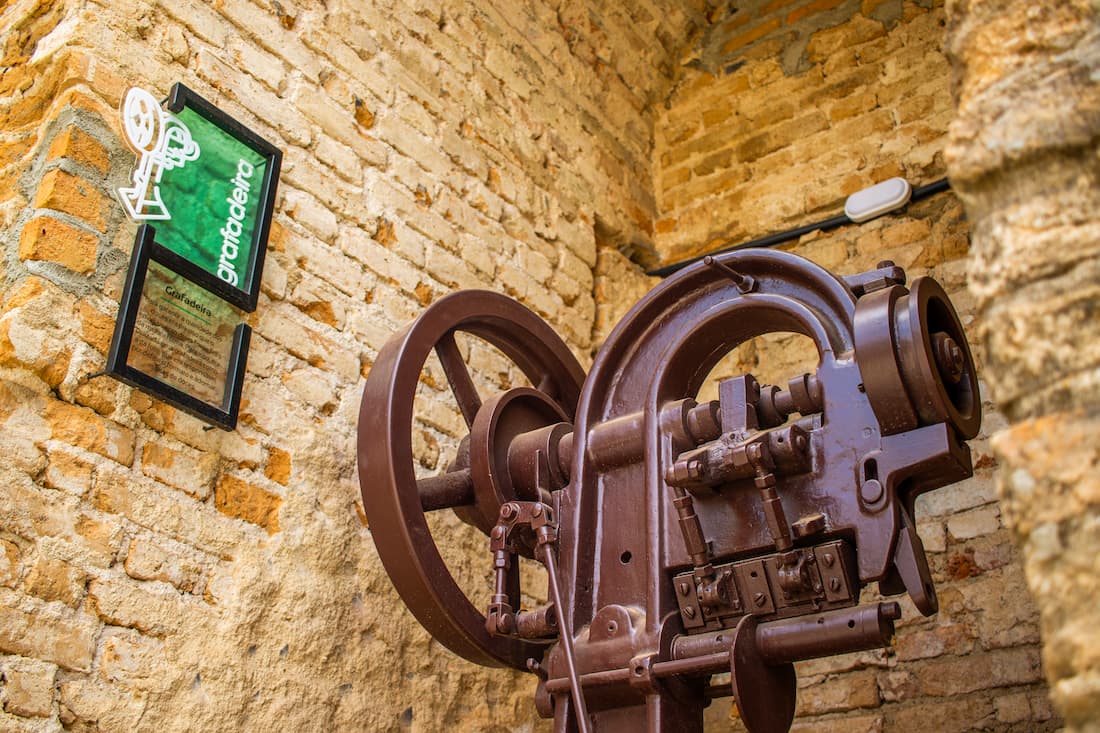 Maquinário da antiga fábrica exposto no Museu Memórias Vivas.