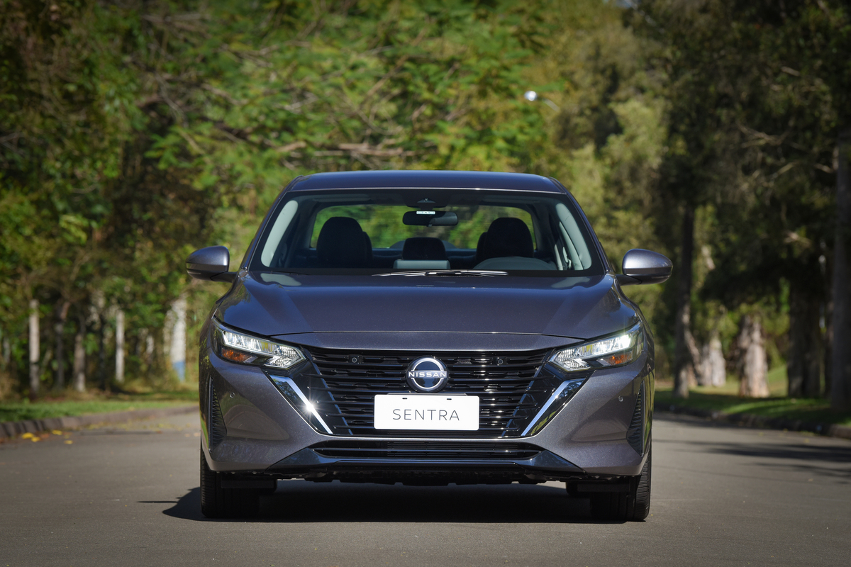 Nissan Sentra tem nova grade frontal. 