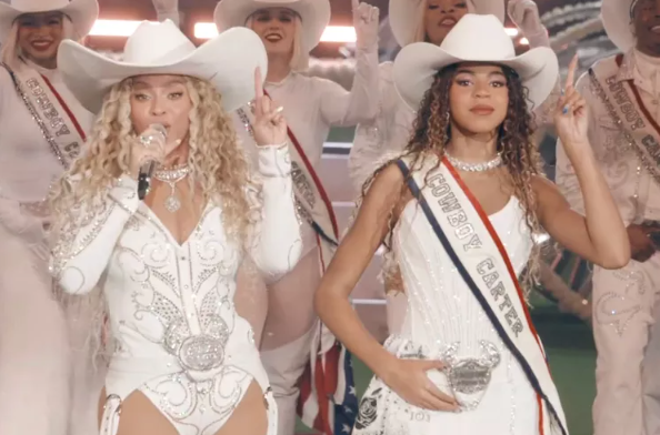 Beyoncé leva a filha Blue Ivy para o palco na estreia de 