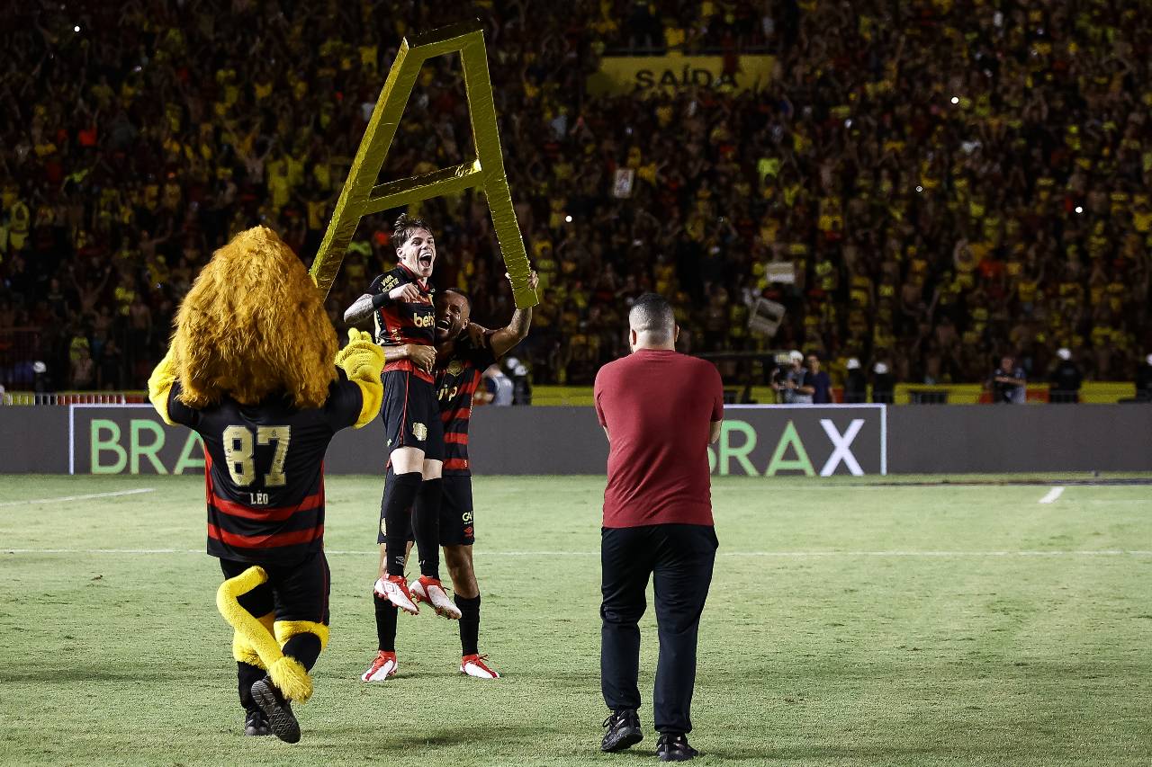 Jogadores do Sport celebram o acesso à Série A