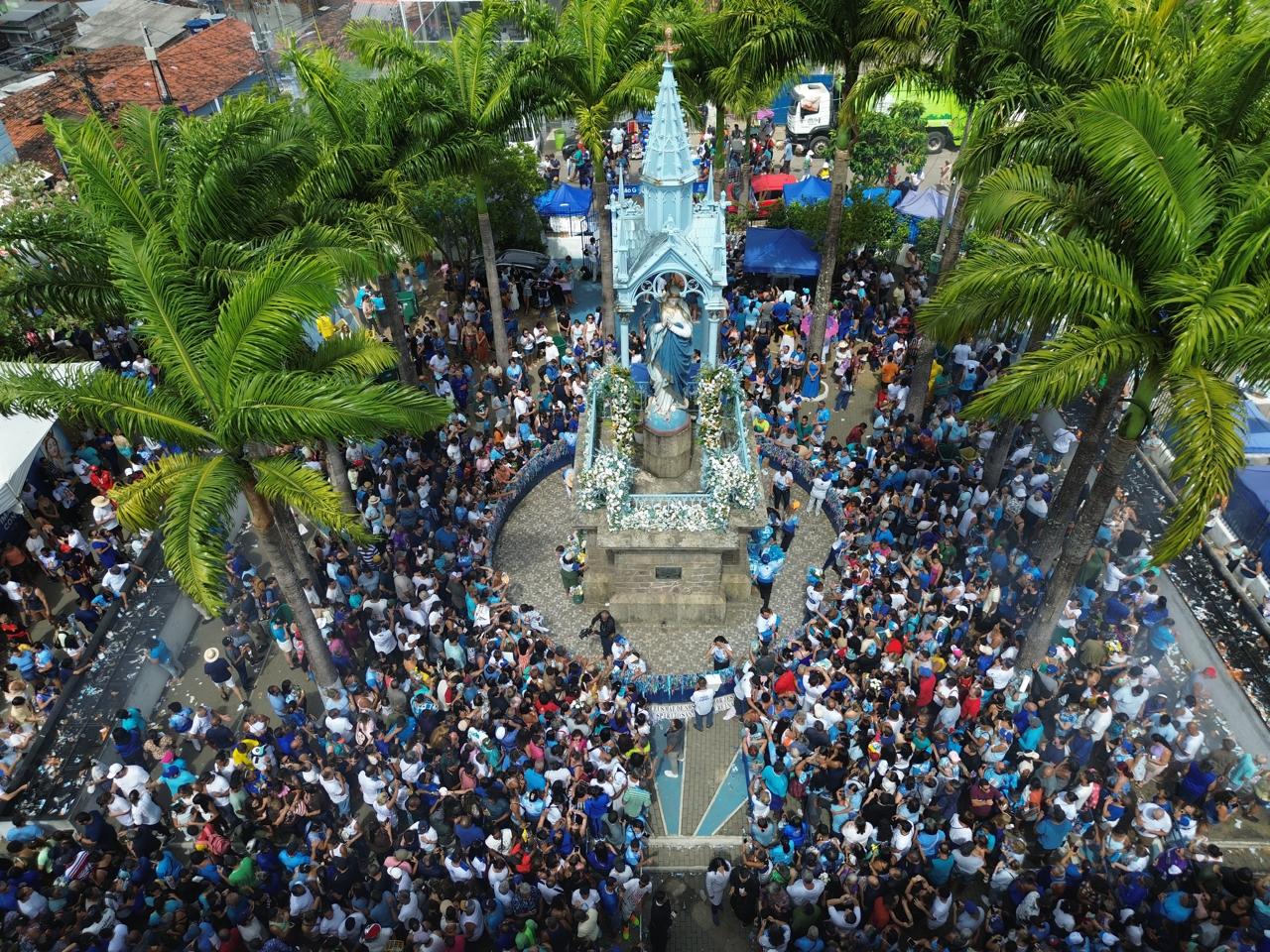 Fiéis reunidos em torno da imagem de Nossa Senhora da Conceição, na Festa do Morro