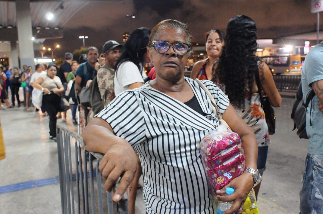 Passageira Maria Helena espera seu ônibus no Terminal Integrado de Joana Bezerra, após paralisação de parte da linha do metrô. 