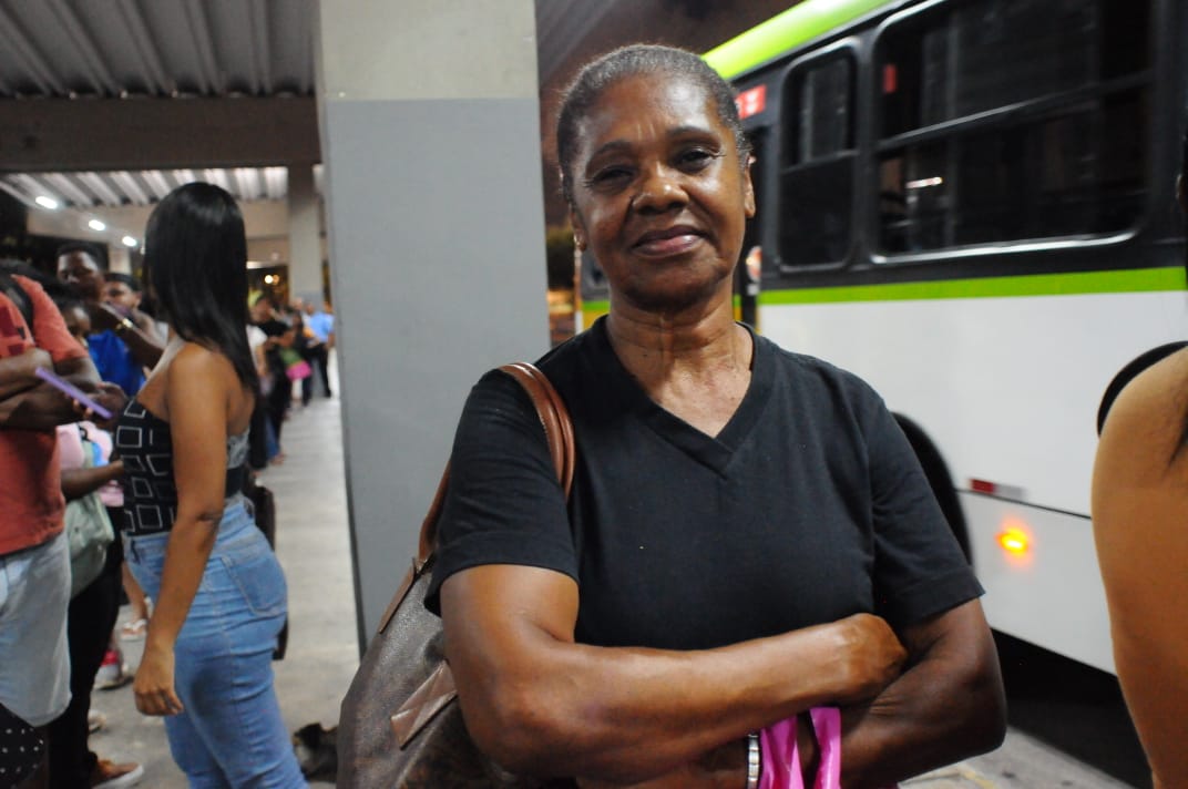 Passageira Glória Nunes espera seu ônibus no Terminal Integrado de Joana Bezerra, após paralisação de parte da linha do metrô. 