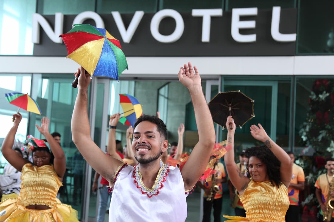 Apresentação cultural durante anúncio das primeiras atrações do Carnaval do Recife 2025. 