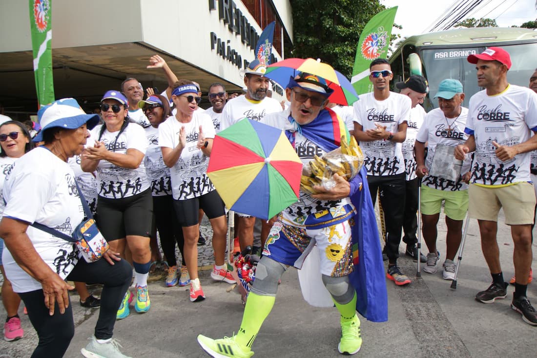 Ônibus com corredores do Recife parte rumo a São Paulo para participar da Corrida de São Silvestre