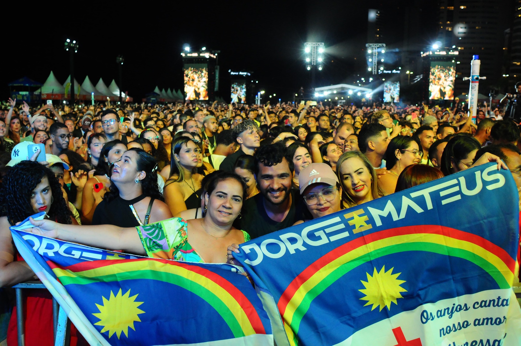 Fãs da dupla Jorge e Matheus aguardando o início do show na Virada Recife 2025 