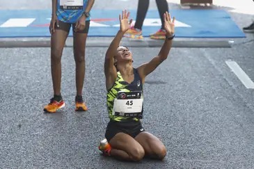 A brasileira Núbia de Oliveira chega na terceira posição na disputa da 99ª Corrida Internacional da São Silvestre