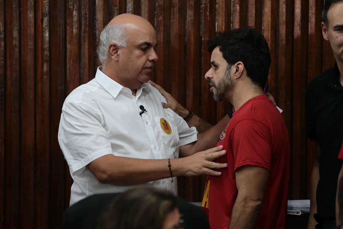 Yuri Romão e Rafael Arruda conversam durante eleição