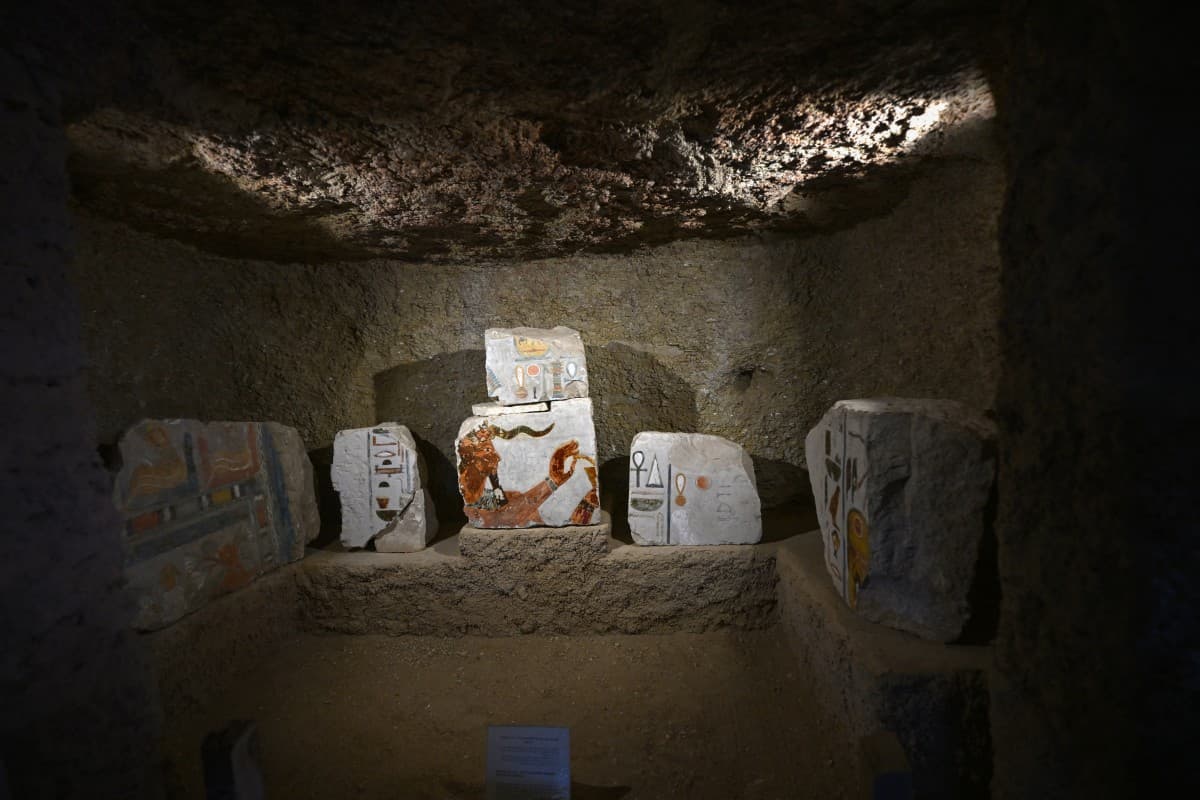 Fragmentos de pedra com cenas de rituais em cores bem preservadas são exibidos no local durante um evento de mídia para anunciar novas descobertas de uma missão arqueológica egípcia no Templo do Vale da Rainha Hatshepsut em Deir El-Bahari.