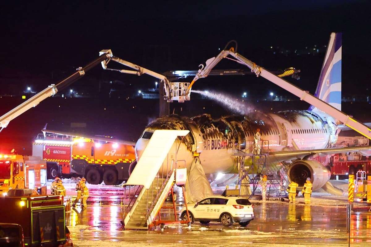 Bombeiros trabalham para extinguir um incêndio que começou em um avião de passageiros da Air Busan com destino a Hong Kong