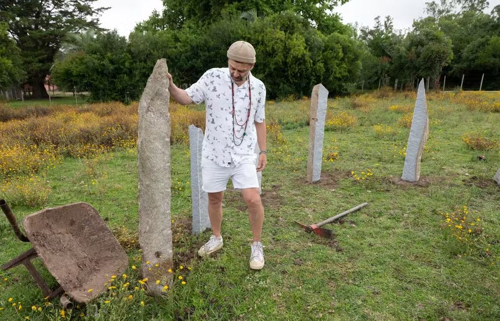 O artista uruguaio Fernando Velazquez prepara uma instalação durante o Campo Artfest, em Garzón, Maldonado, Uruguai.