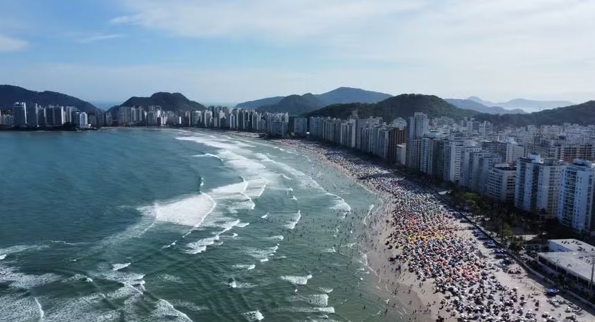 Praia das Pitangueiras, em Guarujá; cidade do litoral paulista tem relatos de surto de virose neste verão. 