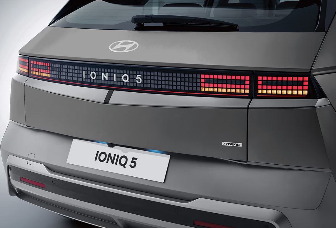 O design do Ioniq 5 tem lanternas de LED também é um destaque na traseira.