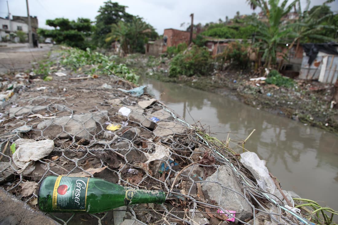 Trecho do Rio Morno, em Dois Unidos, com muita poluição