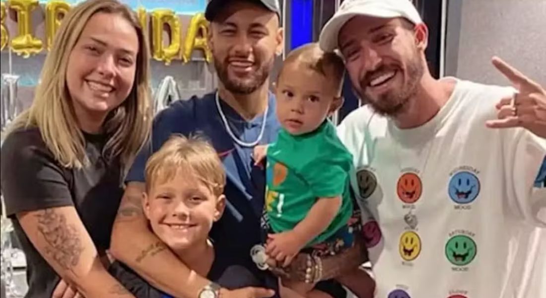 Carol Dantas com o marido, os filhos e Neymar