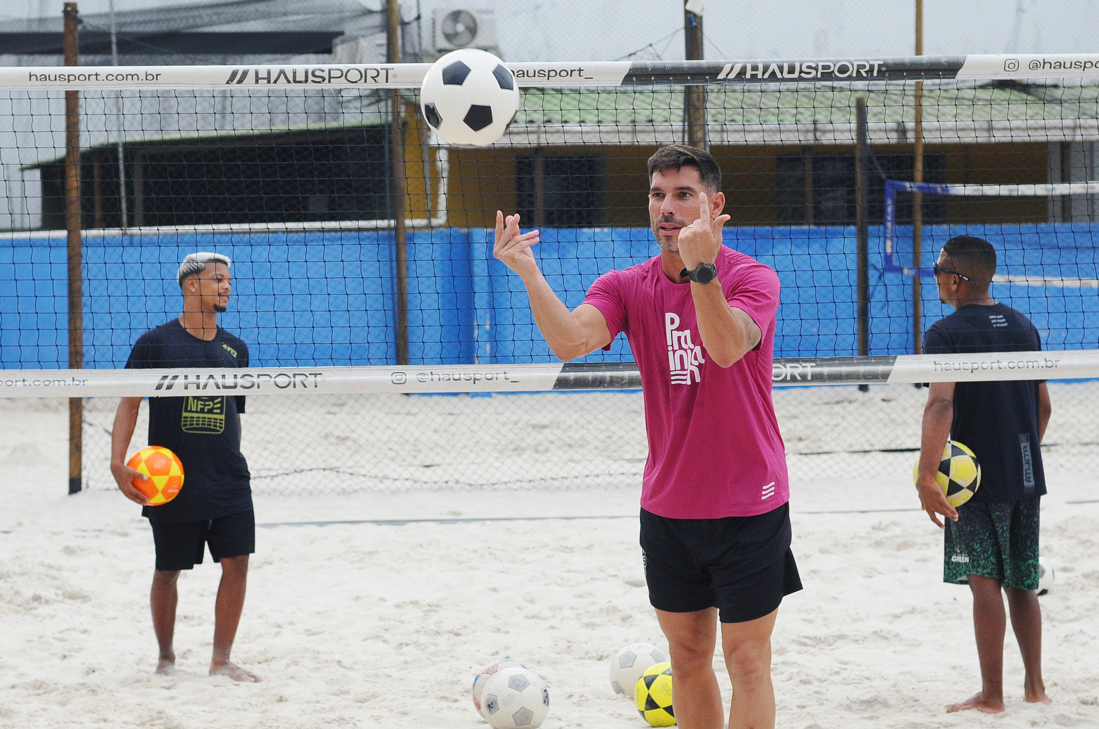 Felipe Torres reforça os benefícios do futevôlei, mas alerta para os cuidados durante a prática diante das altas temperaturas no verão