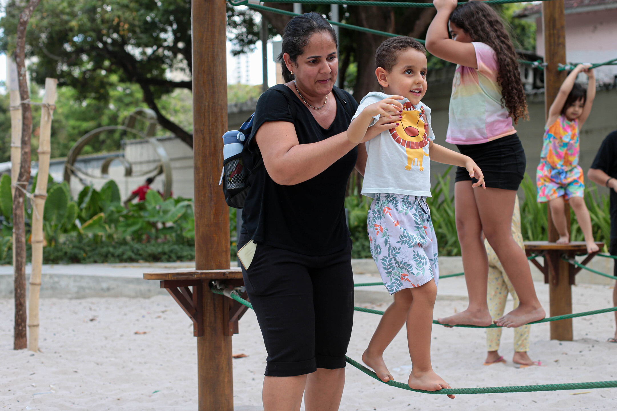 Josiane levou os filhos Arthur e Daniel ao Parque da Tamarineira 