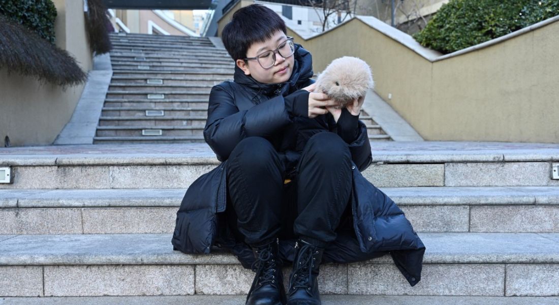 Zhang Yachun com seu melhor confidente: um robô de pelúcia com inteligência artificial