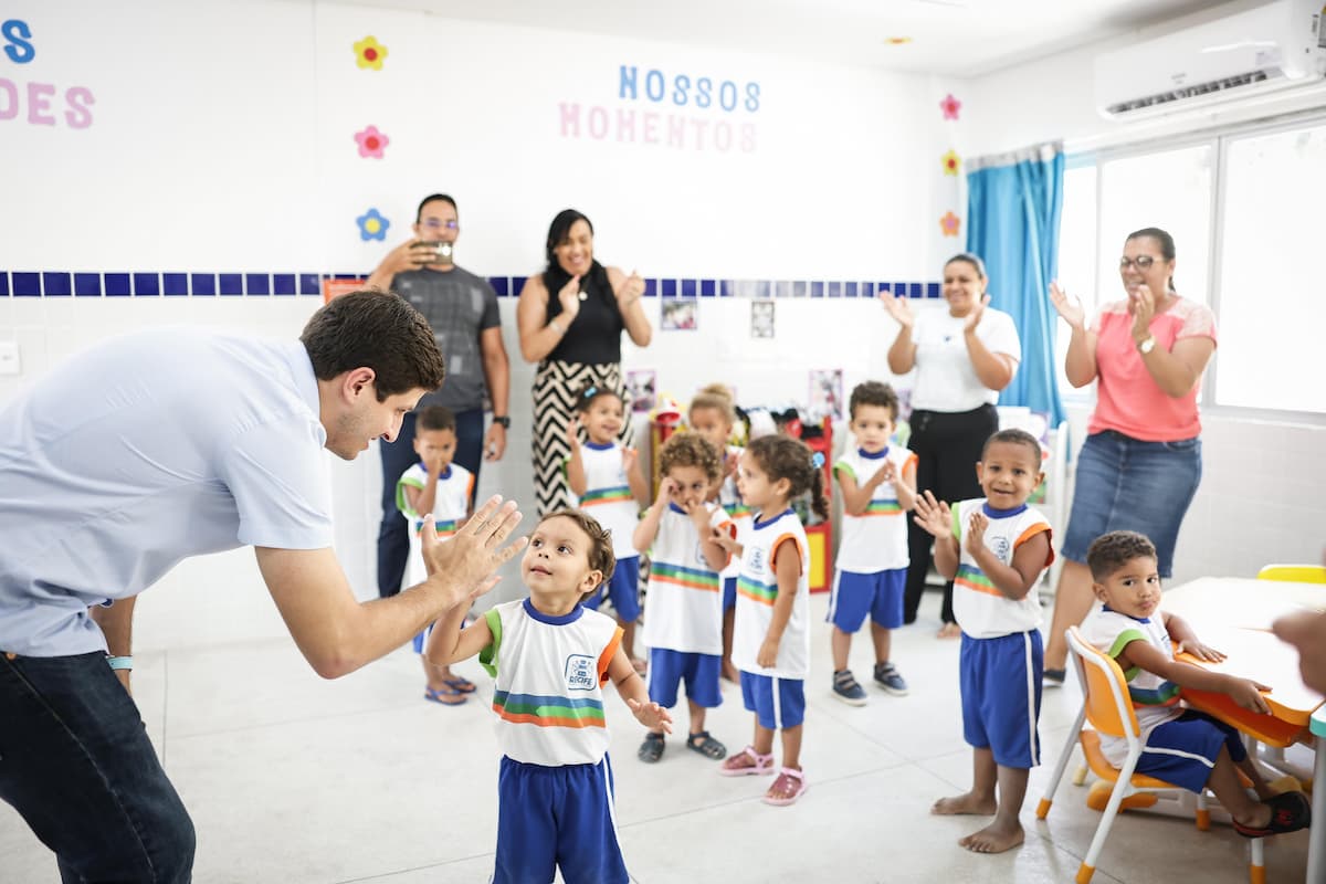 Prefeito João Campos inaugurando creche