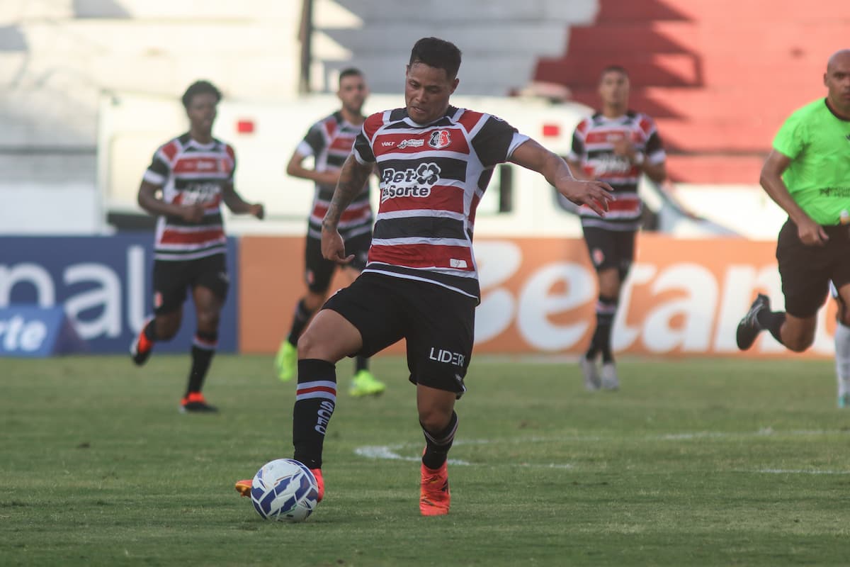 Gilvan ainda não marcou com a camisa do Santa Cruz em 2025