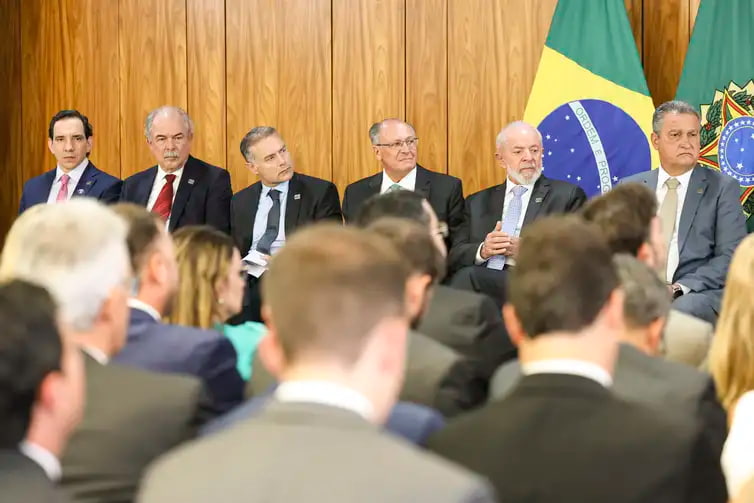 Presidente Luiz Inácio Lula da Silva em cerimônia de anúncio do financiamento do BNDES à concessionária EPR Litoral Pioneiro, no Palácio do Planalto 