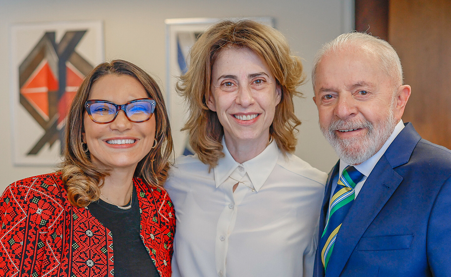 O presidente Lula ao lado da atriz Fernanda Torres e sua esposa Janja