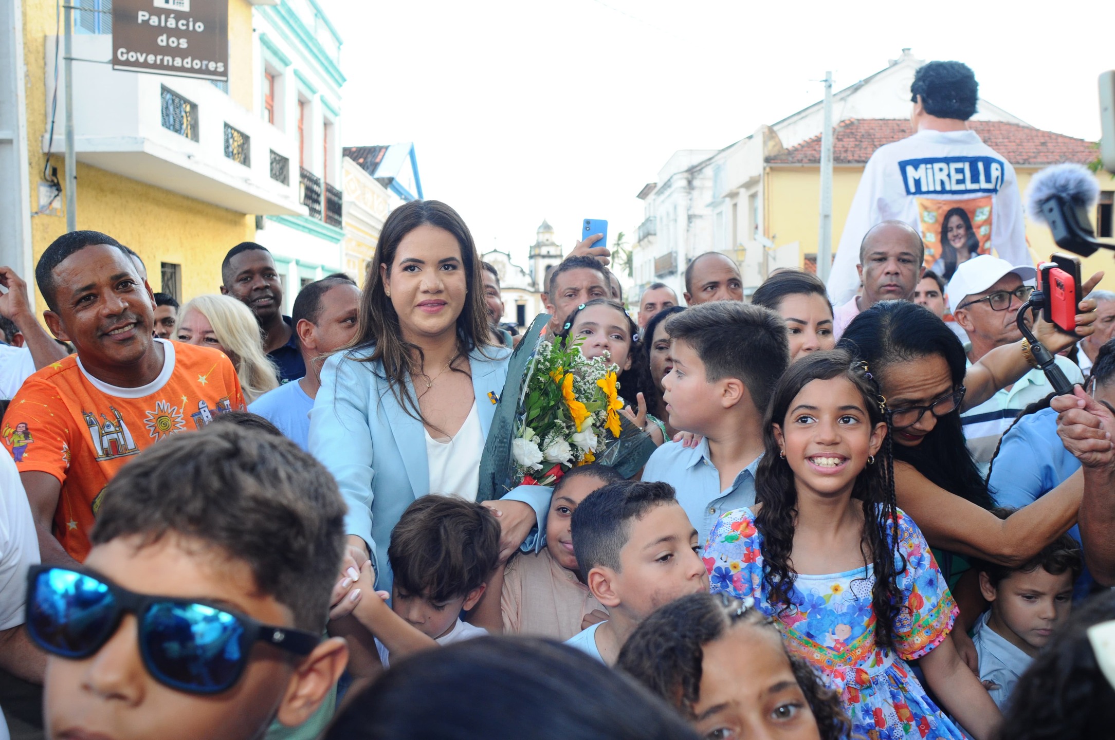 Após tomar posse, Mirella Almeida (PSD) caminhou junto a apoiadores para a transmissão de cargo, na Prefeitura