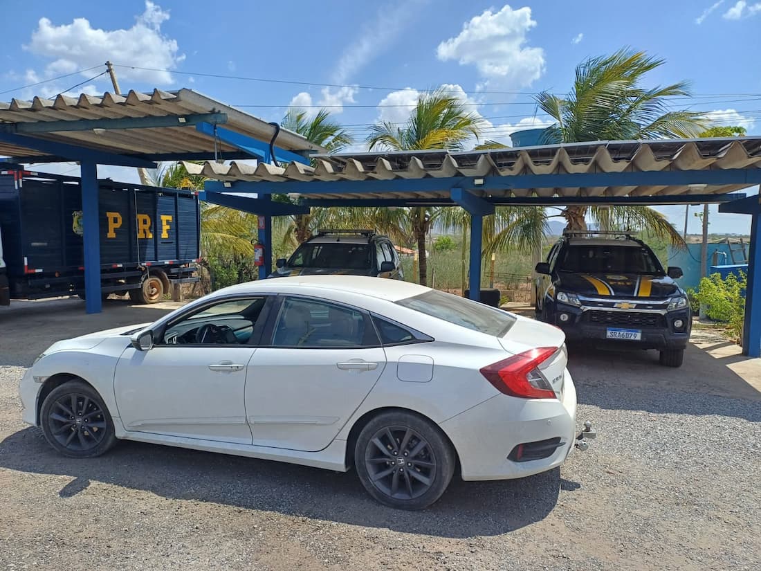 PRF recupera carro roubado em caminhão cegonha em Serra Talhada, Sertão de Pernambuco