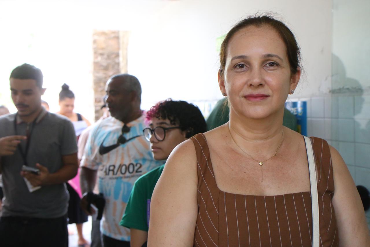 Adriana Batista, 51 anos, eleitora que foi justificar sua ausência no segundo turno do pleito municipal de 2024, na Central de Atendimento ao Eleitor do TRE-PE