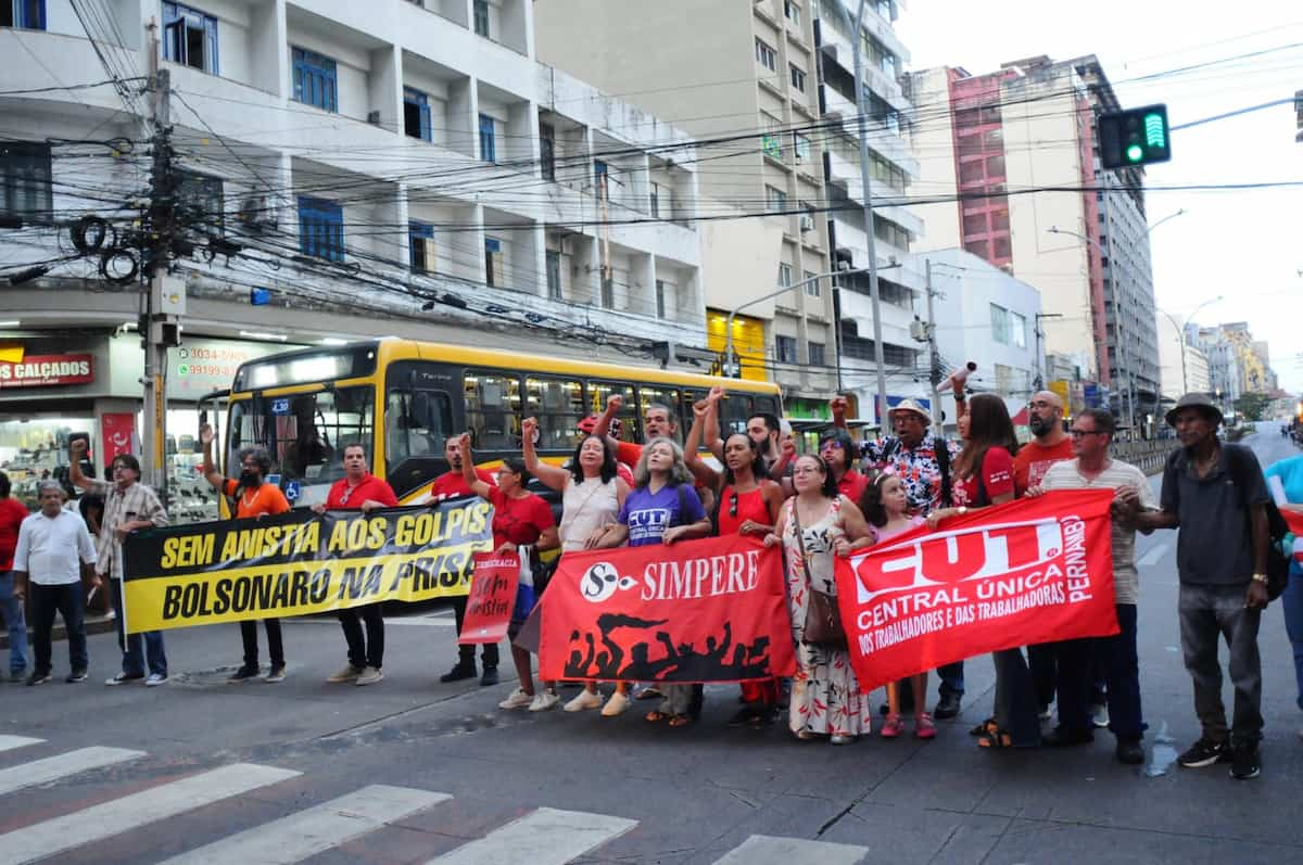 Ato em defesa da democracia contou com vários movimentos sociais e sindicais