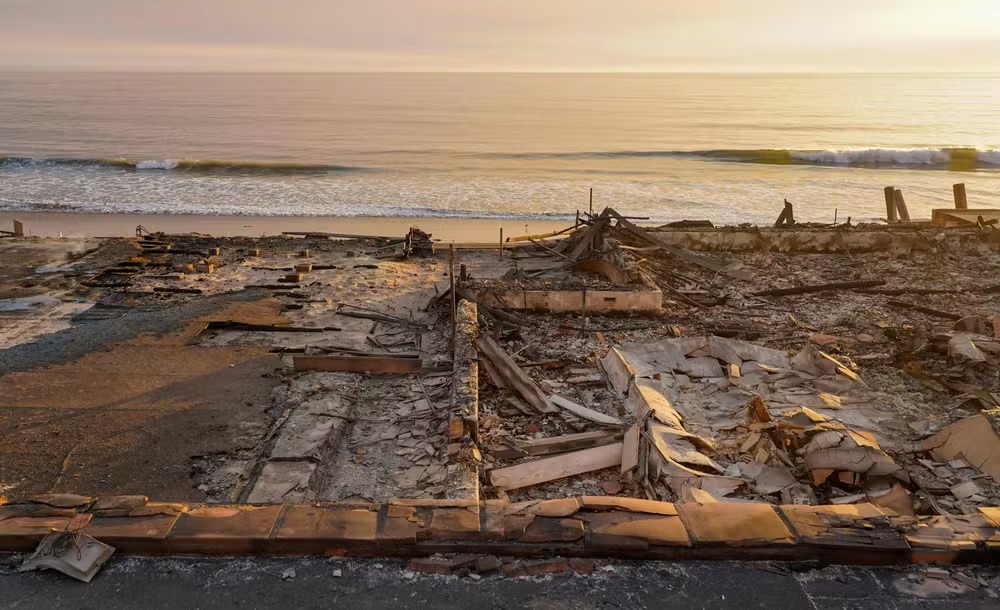 Casas reduzidas a cinzas pelo incêndio em Palisades, ao longo da Pacific Coast Highway, em Malibu, Califórnia 