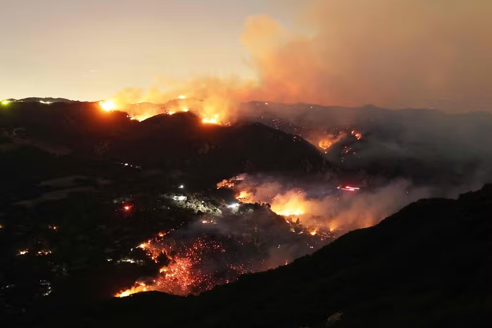 Chamas e fumaça do incêndio em Palisades cercam casas na comunidade de Topanga, Califórnia 