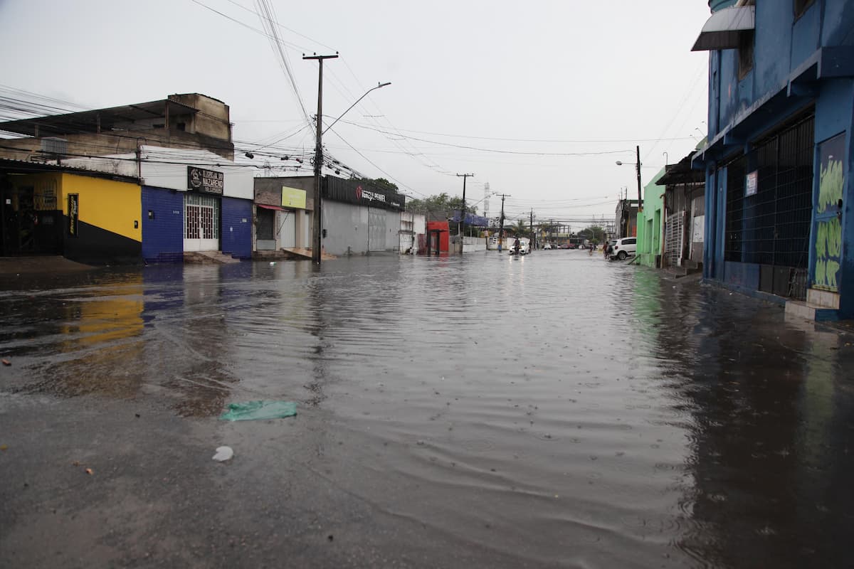 Ponto de alagamento na Avenida do Forte