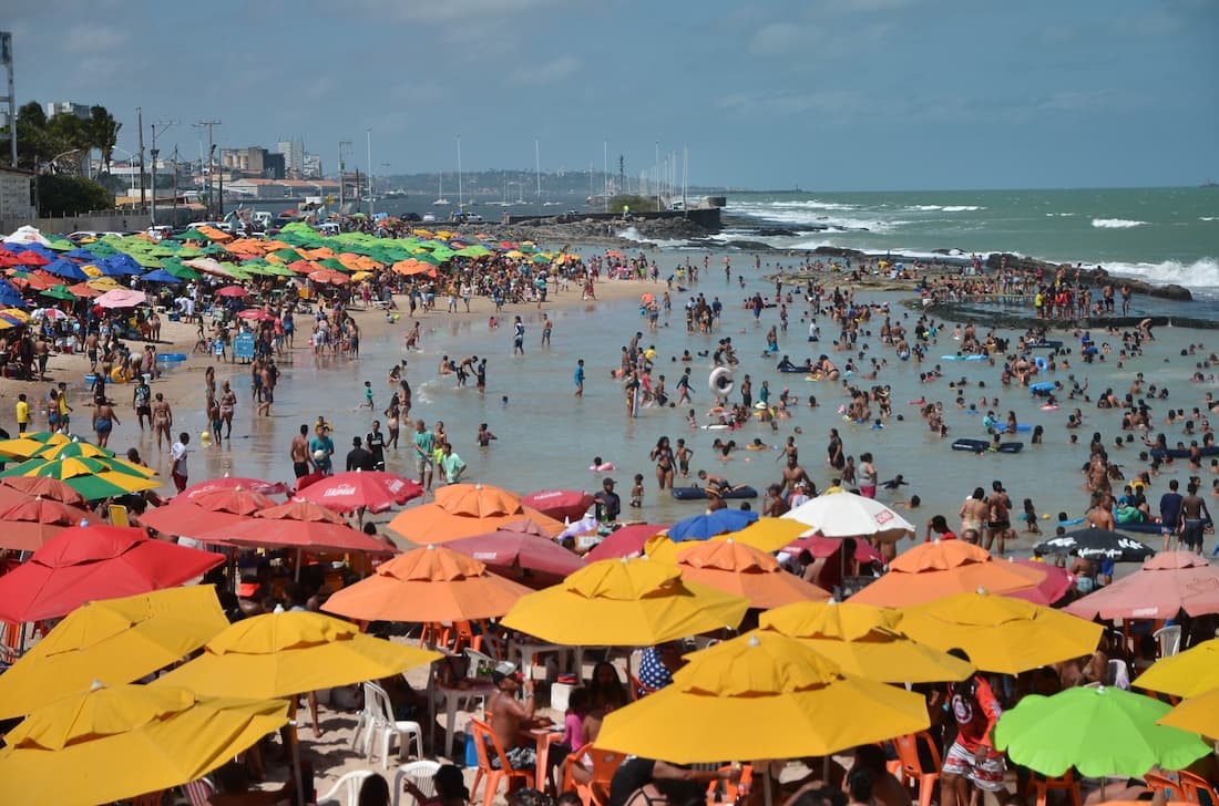 Procura por atividades ao ar livre com muitas pessoas, como praias, pode aumentar risco de contrair conjuntivite