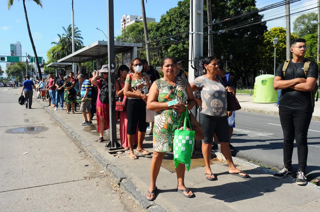 Paralisação dos ônibus no Grande Recife, nesta quarta-feira (22), deixa passageiros na mão