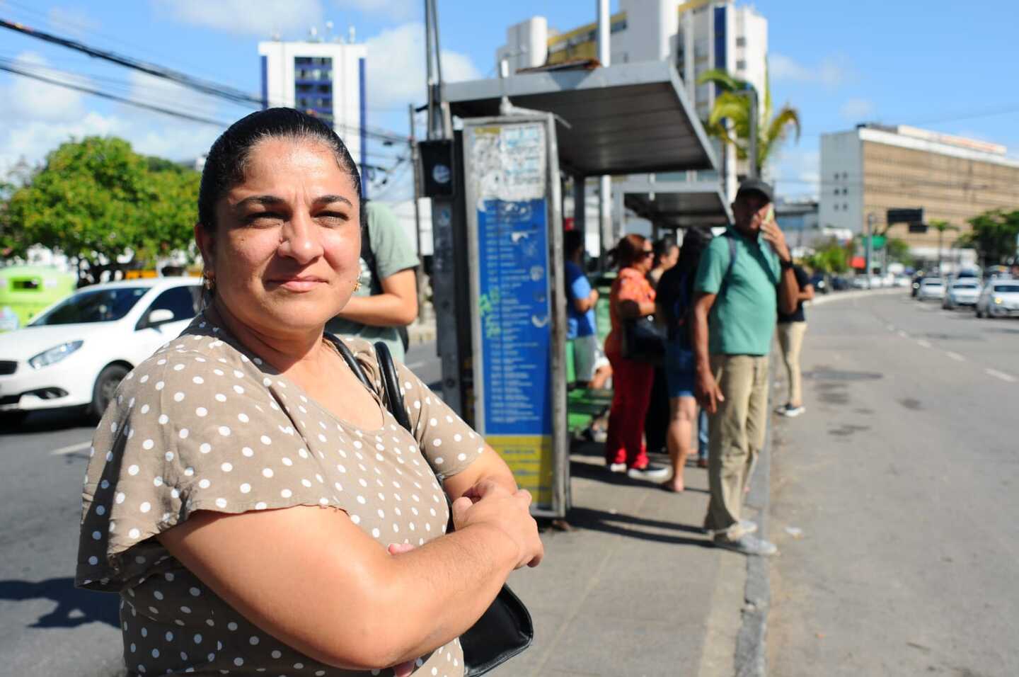 Paralisação dos rodoviários em protesto pelo atraso dos salários. Na foto, a passageira Eliane Félix, na parada de ônibus da Avenida Agamenon Magalhães, no Derby