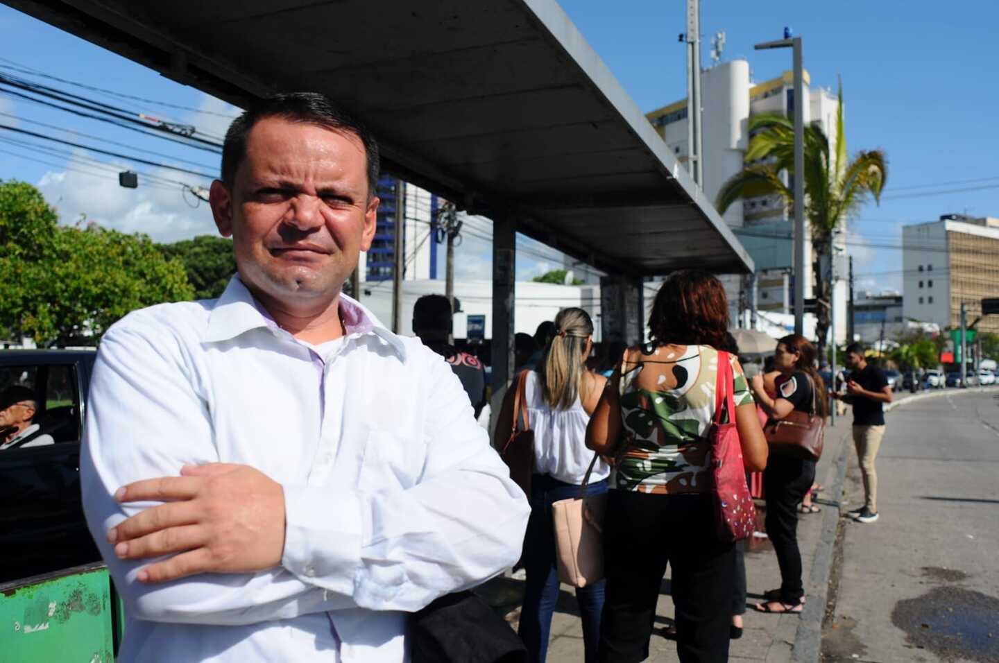 Paralisação dos rodoviários em protesto pelo atraso dos salários. Na foto, o passageiro Ronaldo Soares, na parada de ônibus da Avenida Agamenon Magalhães, no Derby