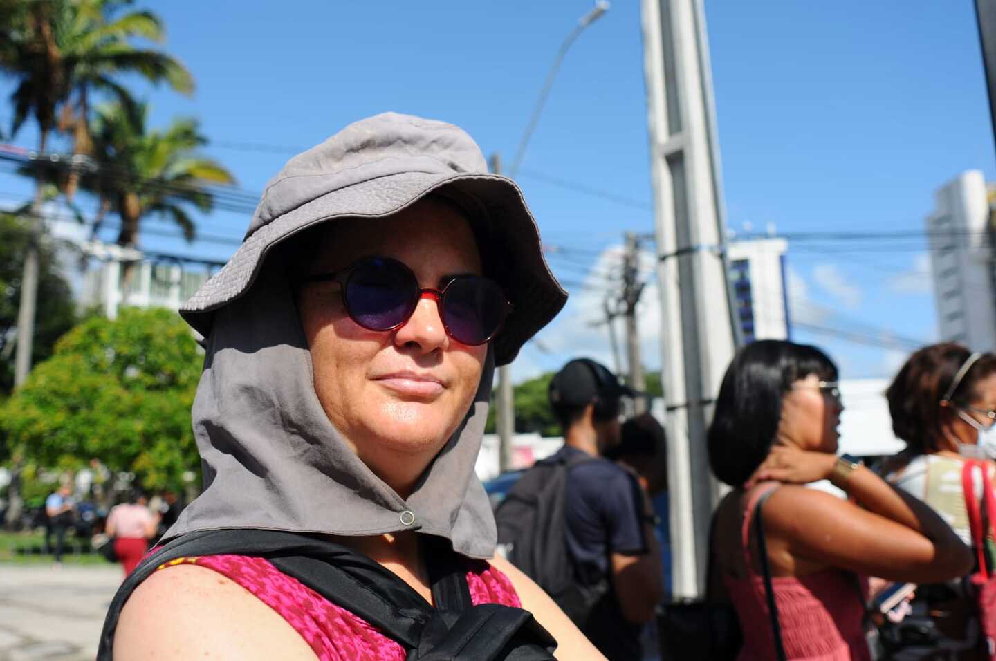 Paralisação dos rodoviários em protesto pelo atraso dos salários. Na foto, a passageira Roberta Martins, na parada de ônibus da Avenida Agamenon Magalhães, no Derby