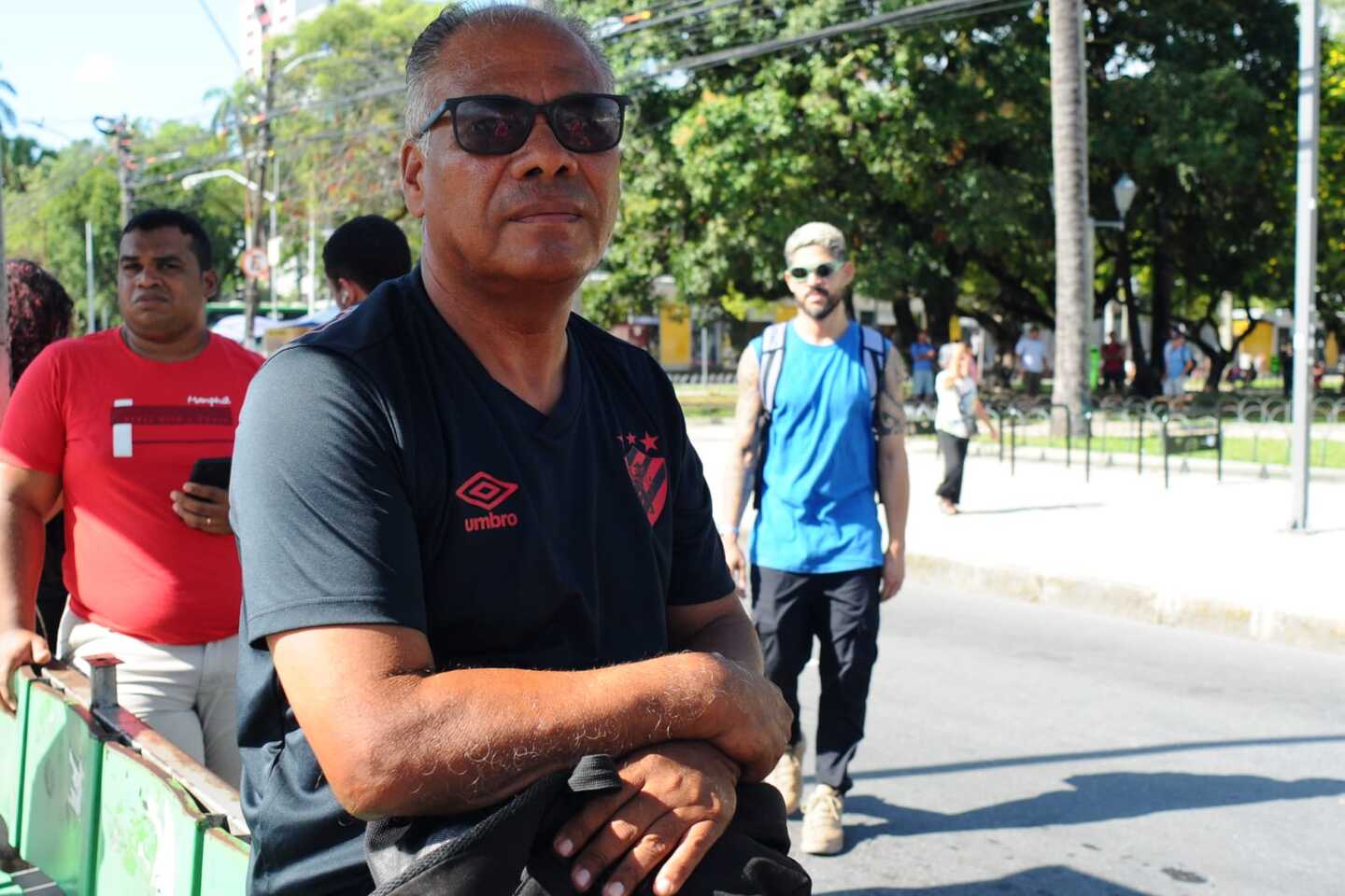 Paralisação dos rodoviários em protesto pelo atraso dos salários. Na foto, o passageiro Geraldo Freire, na parada de ônibus da Avenida Agamenon Magalhães, no Derby