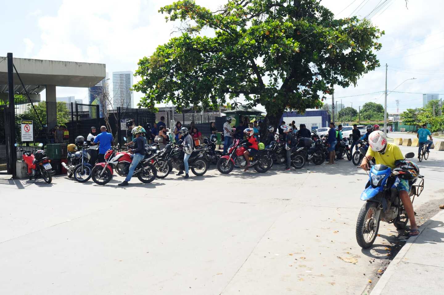 Movimentação de motoqueiros que fazem transporte alternativo, em frente ao Terminal Integrado de Joana Bezerra, durante a paralisação dos rodoviários, em protesto pelo atraso nos pagamentos dos salários